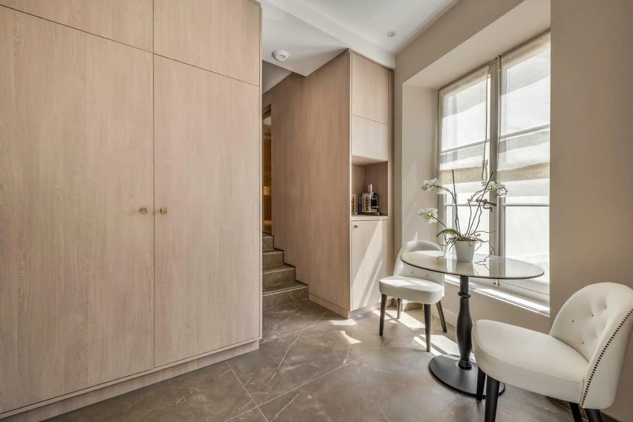 Les Suites De L'Ile Barbe Lione 0*,  Francia