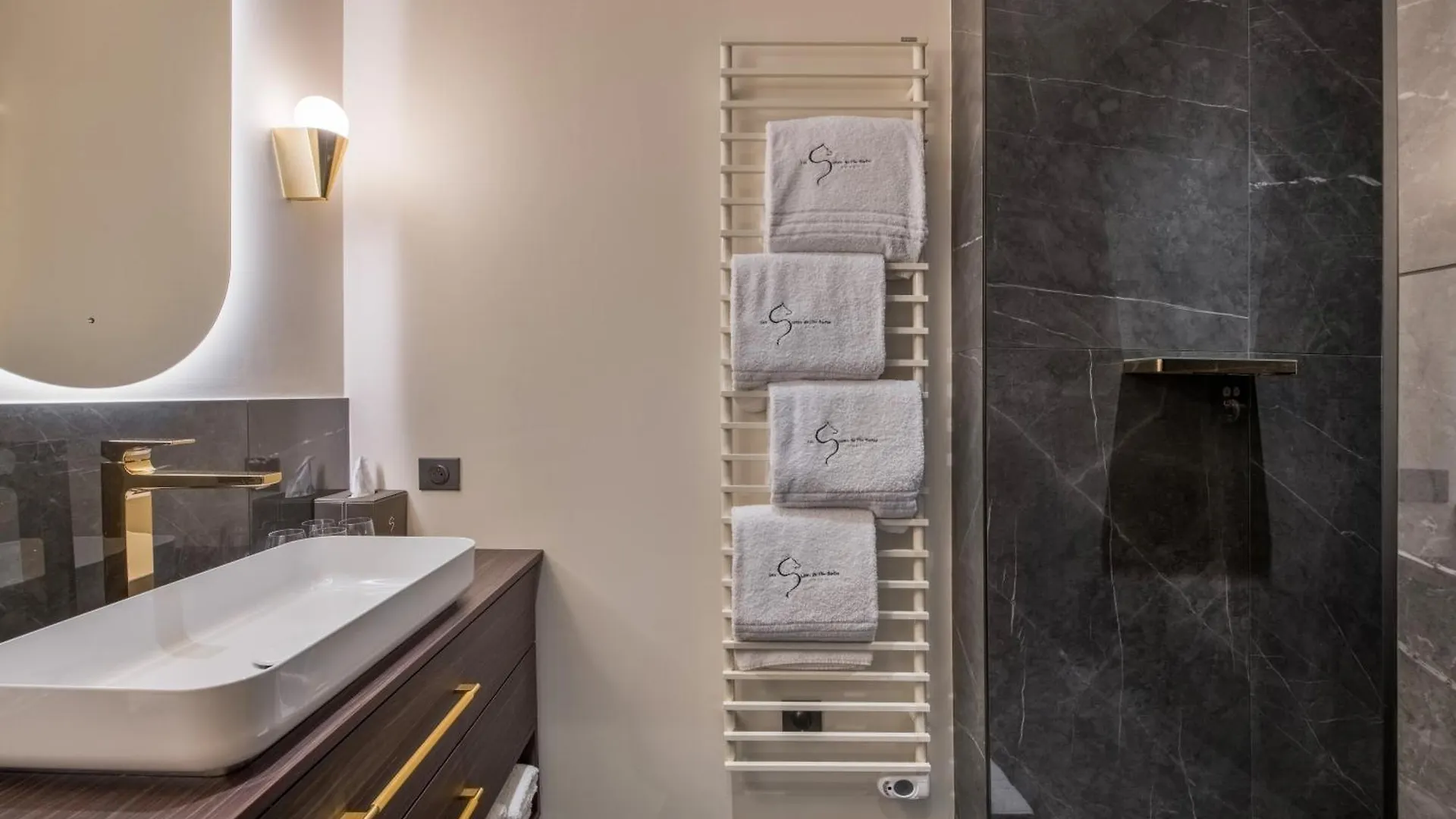 Les Suites De L'Ile Barbe Lyon 0*,